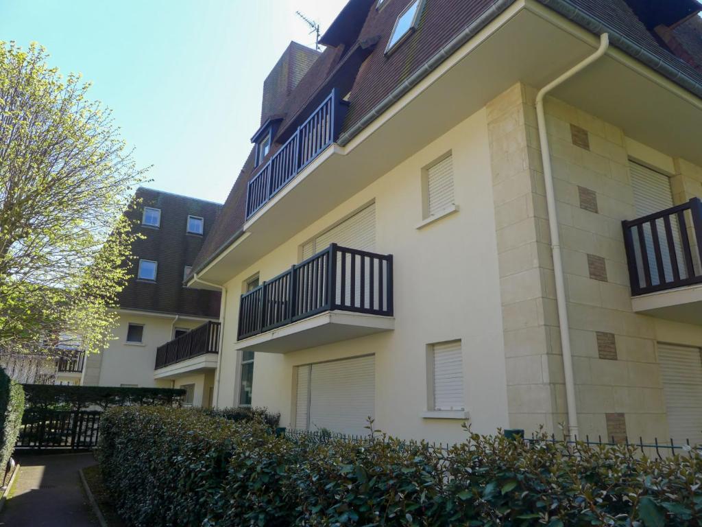 - un bâtiment avec des balcons sur le côté dans l'établissement Apartment Jardins du Casino-2 by Interhome, à Cabourg