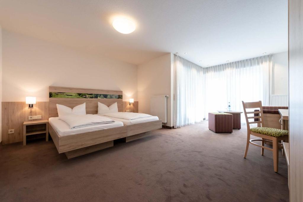 Postel nebo postele na pokoji v ubytování Hotel Rössle Berneck