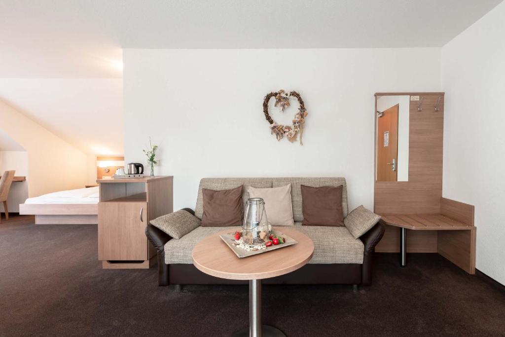 Postel nebo postele na pokoji v ubytování Hotel Rössle Berneck