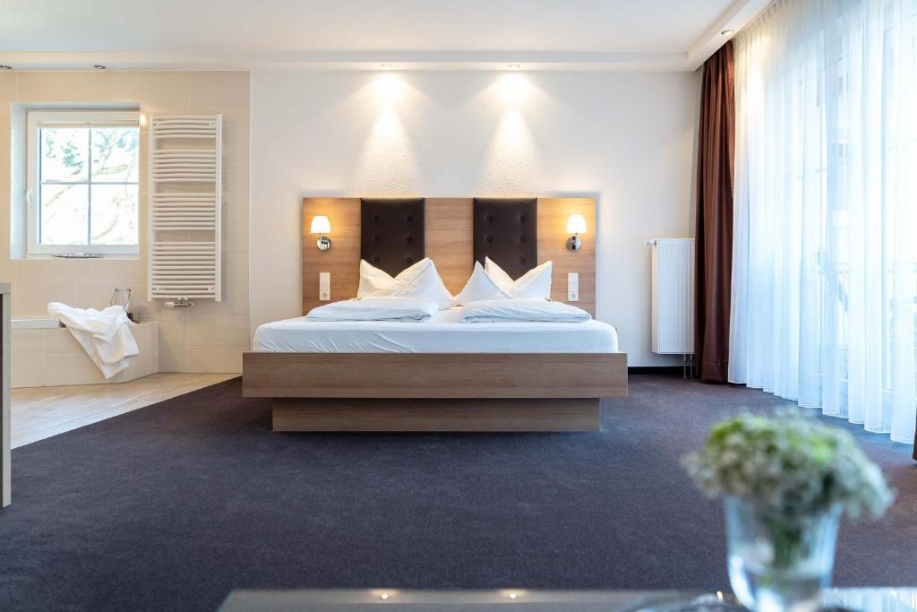 Postel nebo postele na pokoji v ubytování Hotel Rössle Berneck