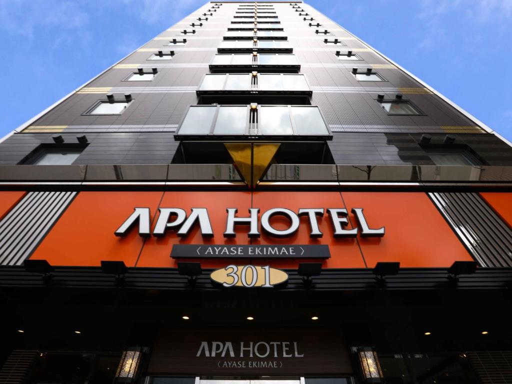 un edificio con una señal de hotel en el costado. en APA Hotel Ayase Ekimae, en Tokio