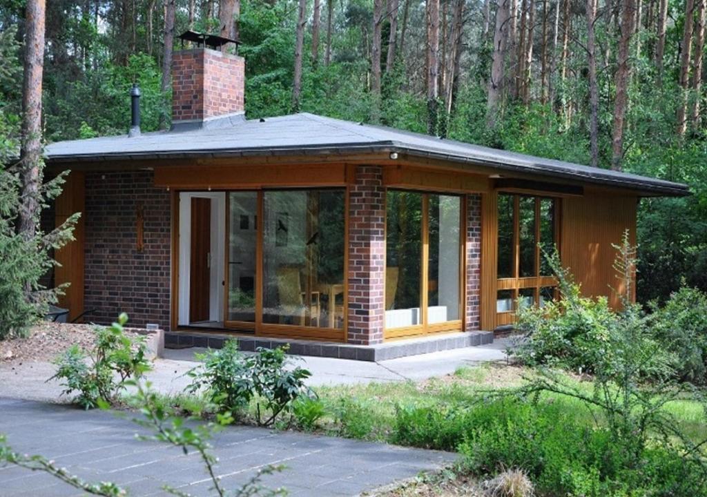 une petite maison au milieu d'une forêt dans l'établissement Waldhaus Jakober, à Bad Liebenwerda