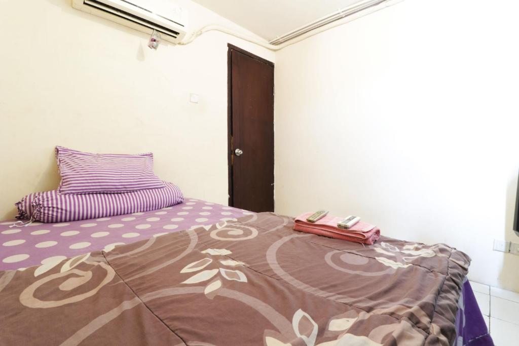 um quarto com uma cama com um edredão roxo em Dinda Apartment Tangerang at Apartment Modernland em Kandang-besar