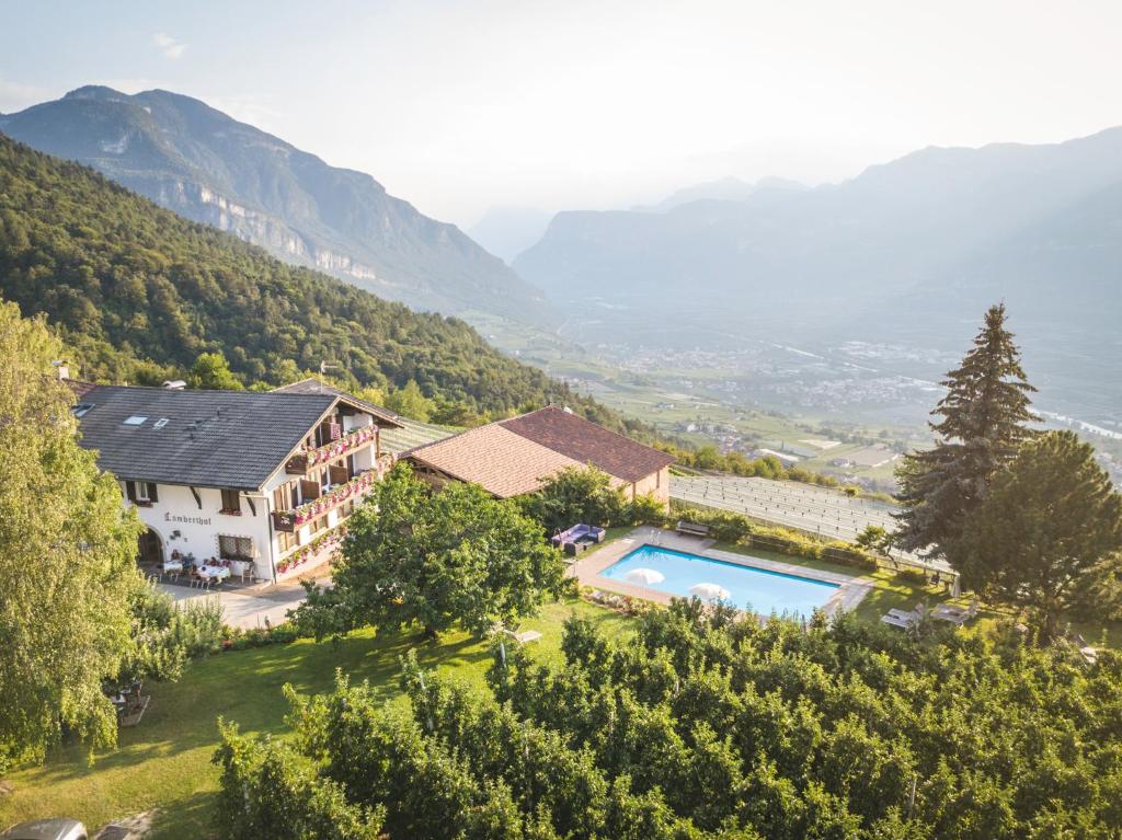 - une vue aérienne sur une maison et une piscine dans l'établissement Lamberthof, à Montagna