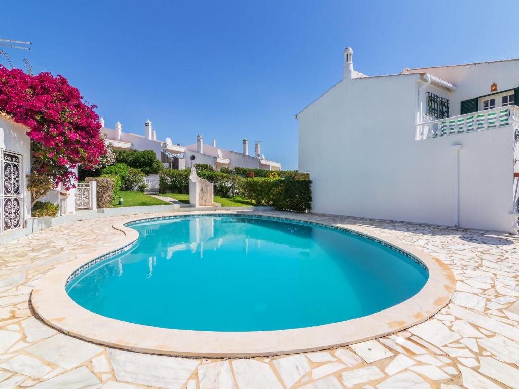 - une piscine dans une cour avec une maison blanche dans l'établissement Holiday Home Roberts by Interhome, à Albufeira