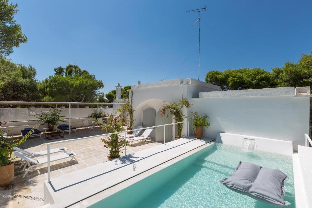una piscina nel cortile di una casa di Masseria Villa by Perle di Puglia a Torre Specchia Ruggeri