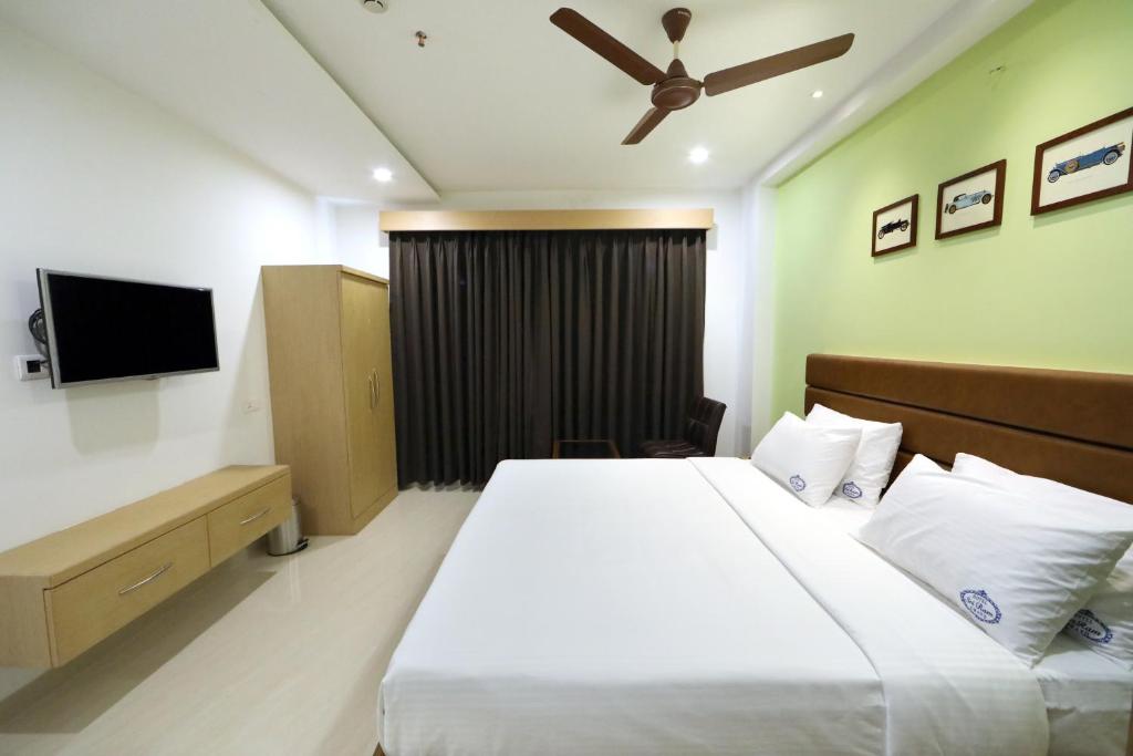 Hotel Sri Ram Grand - Standard Double Room