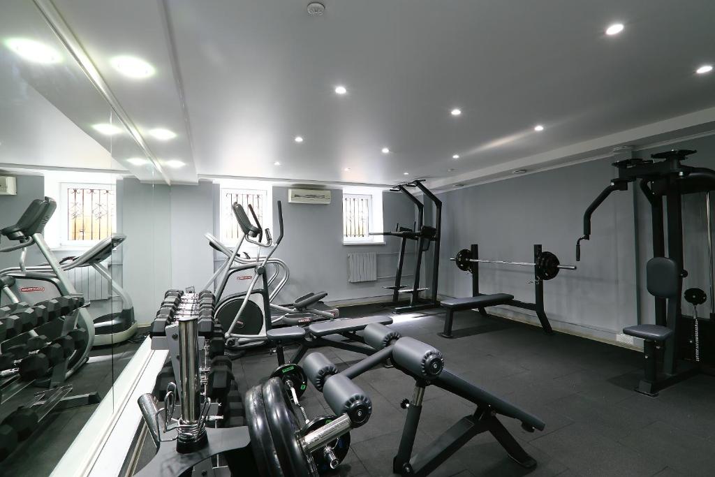 Fitness centrum a/nebo fitness zařízení v ubytování Oberig Hotel