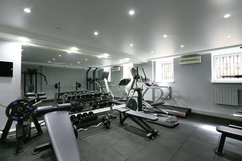 Fitness centrum a/nebo fitness zařízení v ubytování Oberig Hotel
