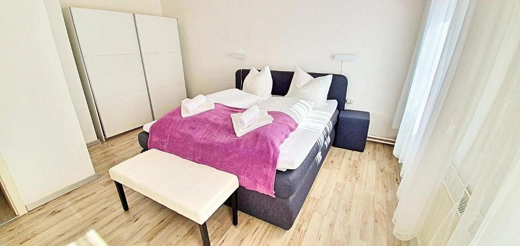フライベルクにあるFerienwohnung "Alte Fleischerei" Freiberg Sachsenのベッドルーム(紫の毛布を使用した大型ベッド1台付)
