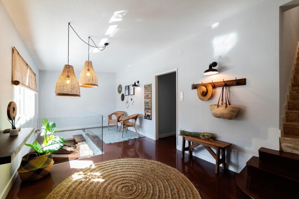 ein Wohnzimmer mit weißen Wänden und einem Glastisch in der Unterkunft BeachLiving Cortegaça in Cortegaça