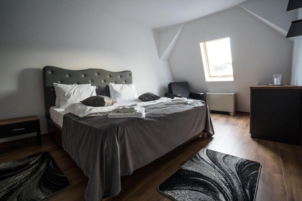 a bedroom with a large bed in a room at Hotel Darina Tarnaveni in Tîrnăveni