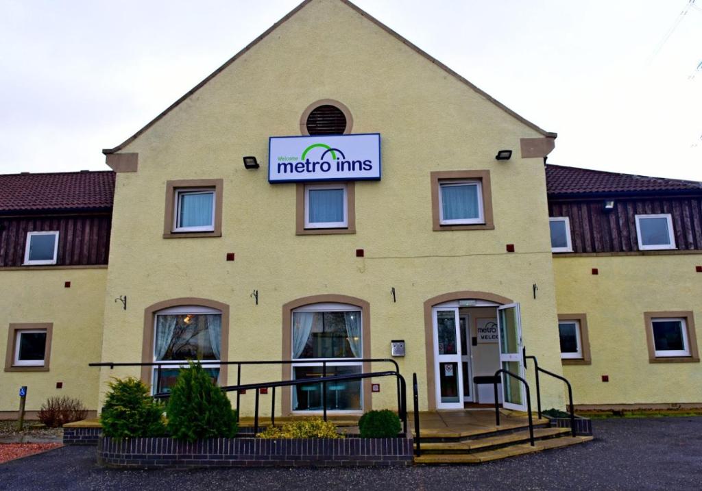 a building with a sign that reads metro trips at Metro Inns Falkirk in Falkirk