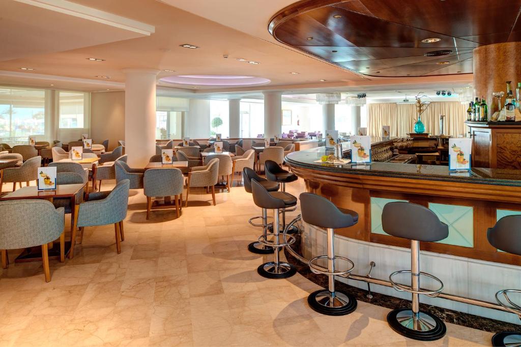Um restaurante ou outro lugar para comer em Hipotels Hipocampo Playa