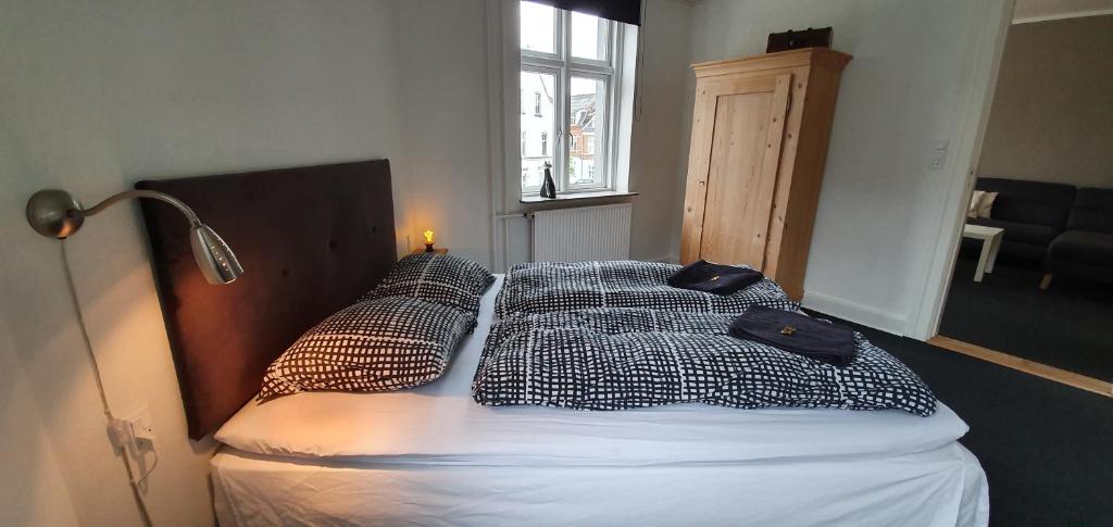 En eller flere senger på et rom på Siesta Vejle