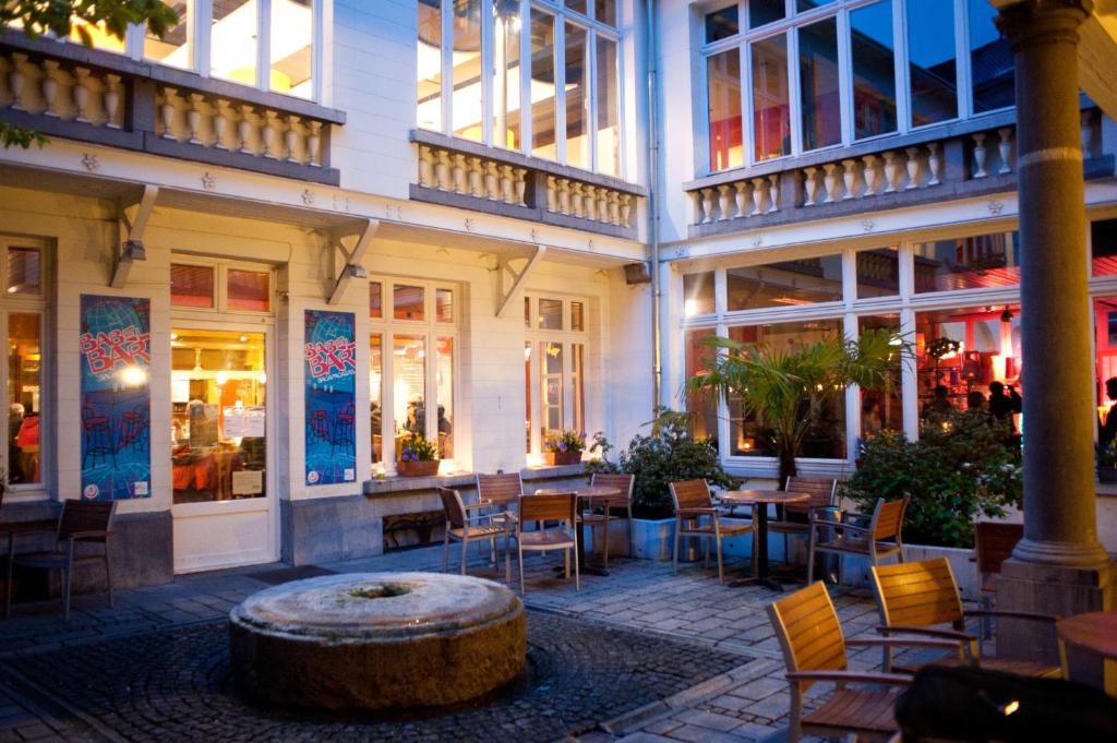 een restaurant met een boomstronk voor een gebouw bij Jacques Brel Youth Hostel in Brussel