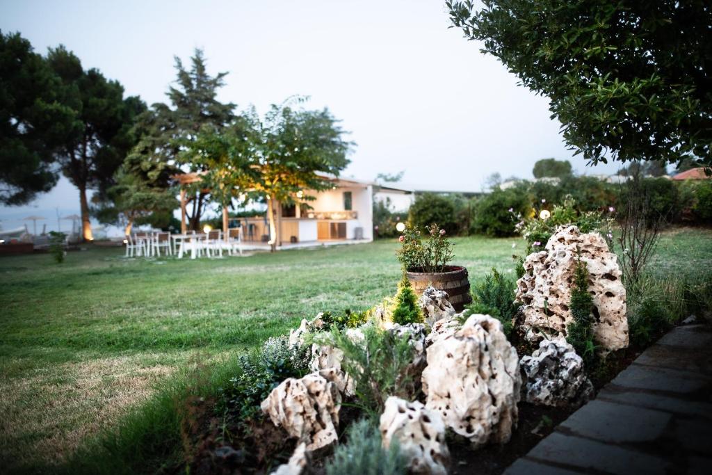 a garden with some flowers in a yard at Kokkinos in Vourvourou