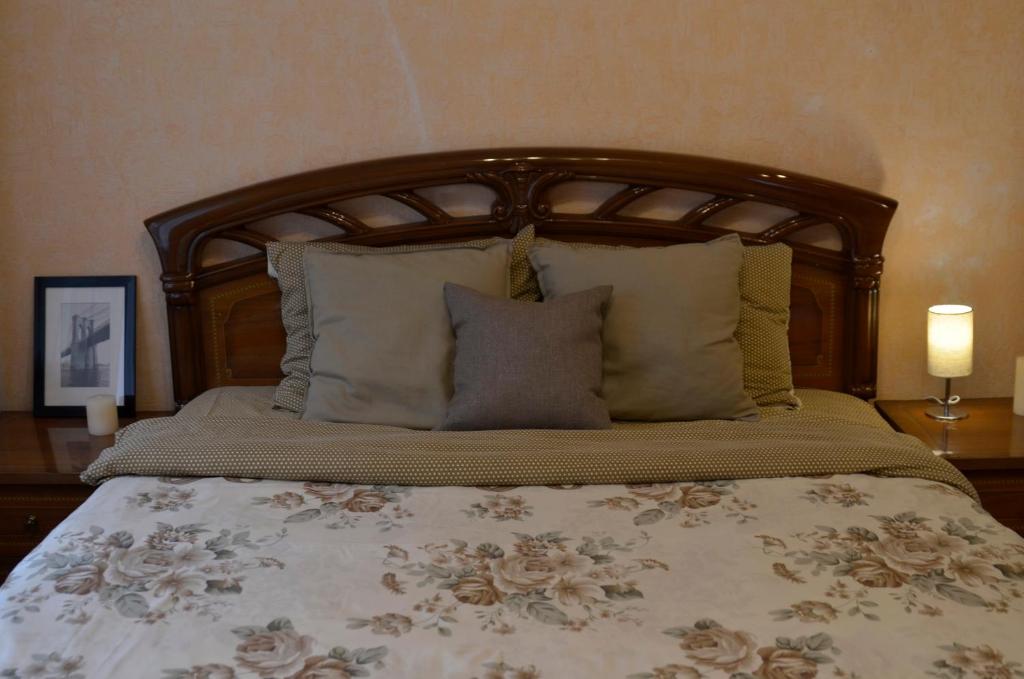 ウラジオストクにある2-х комнатная квартира с 1 спальней в центре городаのベッド(木製のヘッドボード、枕付)