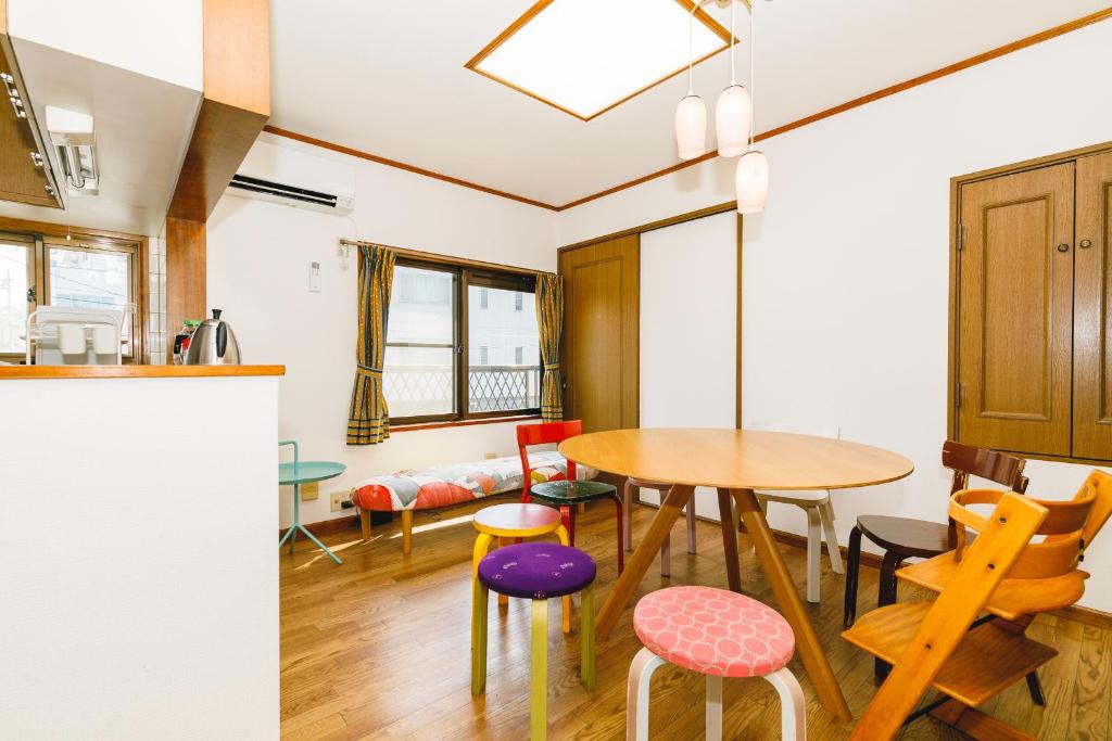 1組貸切りの宿 Popotel 2 -NIKAI 二階- في ماتسوموتو: مطبخ وغرفة طعام مع طاولة وكراسي