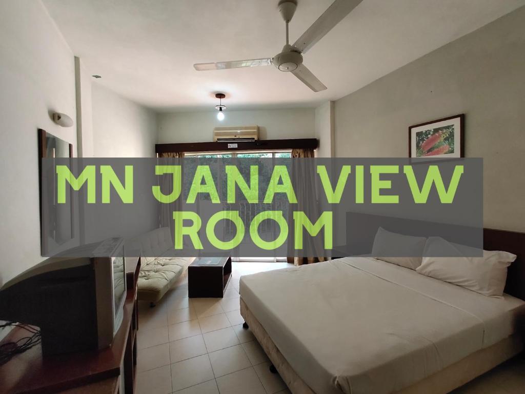 una camera d'albergo con letto e un cartello che legge la vista su Miami di Jana View Condotel MN a Kamunting