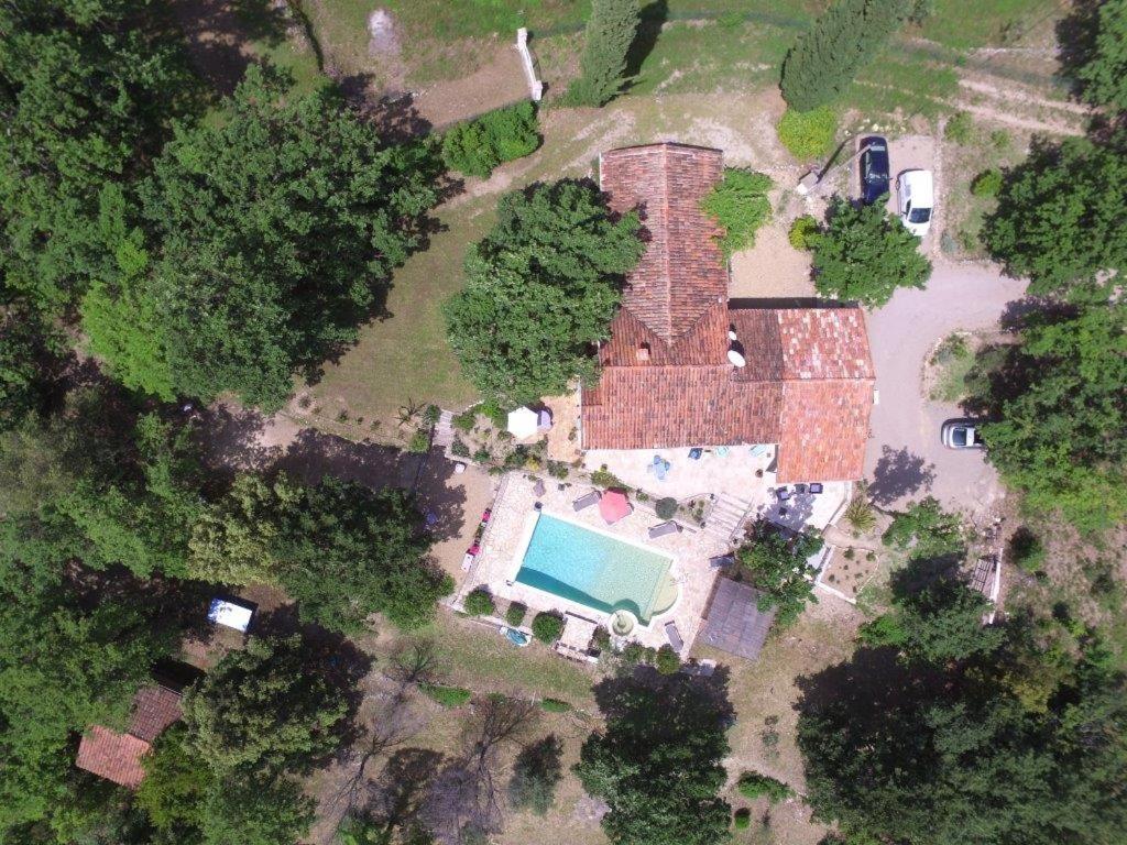 - une vue aérienne sur une vieille maison avec une piscine dans l'établissement Jamai, à Claviers