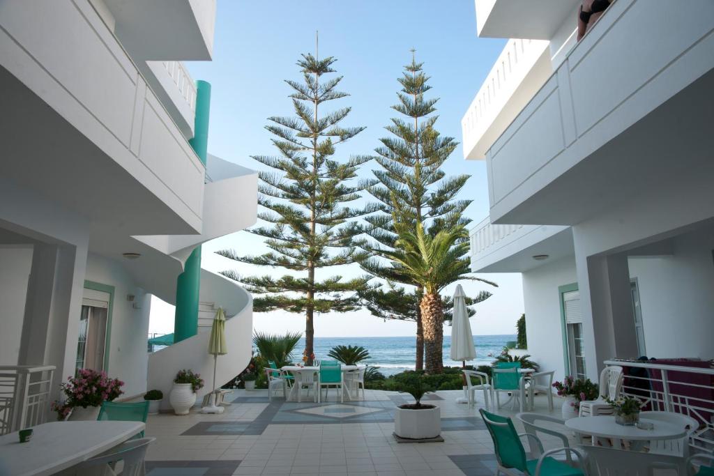 a view of the beach from the courtyard of a building at Kristall Suites in Stalos