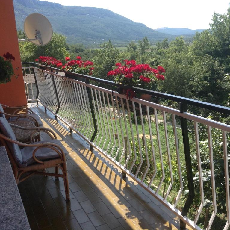 balkon z widokiem na góry w obiekcie Apartman Katica w mieście Plomin