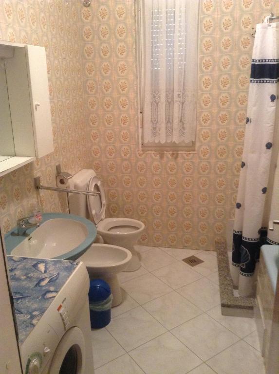 łazienka z toaletą i umywalką w obiekcie Apartman Katica w mieście Plomin