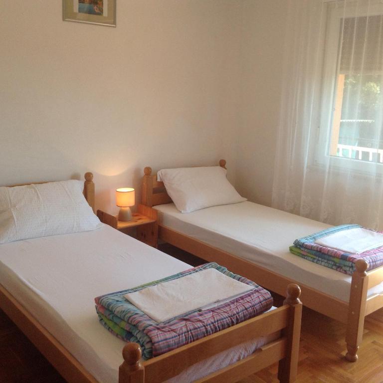 Łóżko lub łóżka w pokoju w obiekcie Apartman Katica