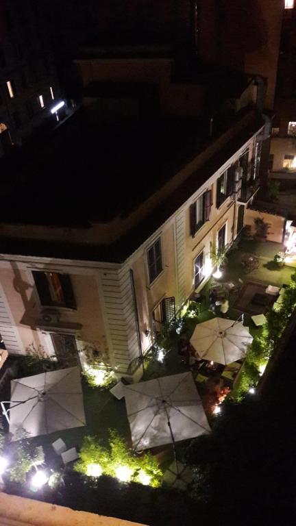 an aerial view of a yard at night with umbrellas at Hotel Coppede' in Rome