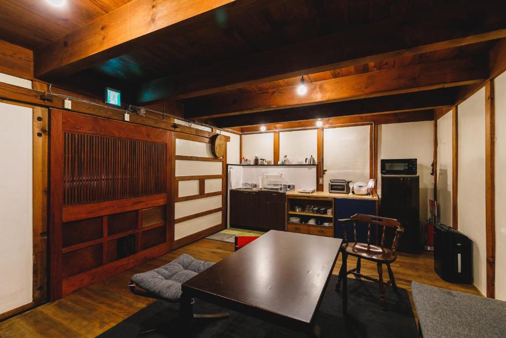 uma cozinha com mesa e cadeiras num quarto em 1組貸切りの宿 Popotel 2 -KURA 蔵- em Matsumoto