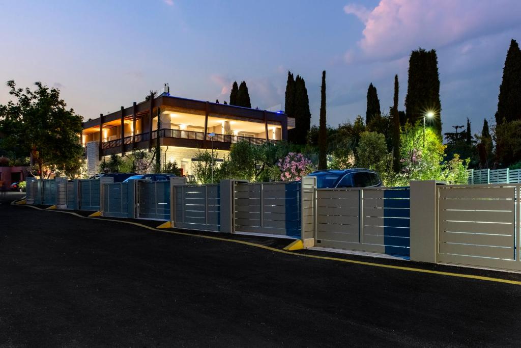 een huis met een rij containers ervoor bij Lamasu RioVerde - Lago di Garda in San Felice del Benaco