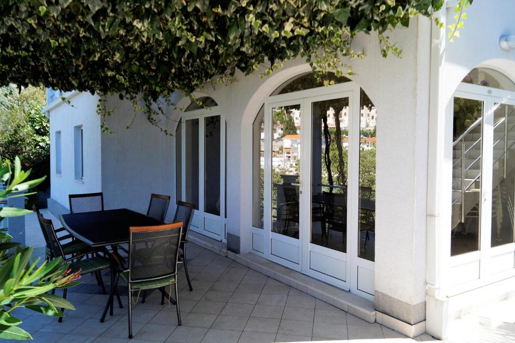 Balkón nebo terasa v ubytování Villa Obad Guest House