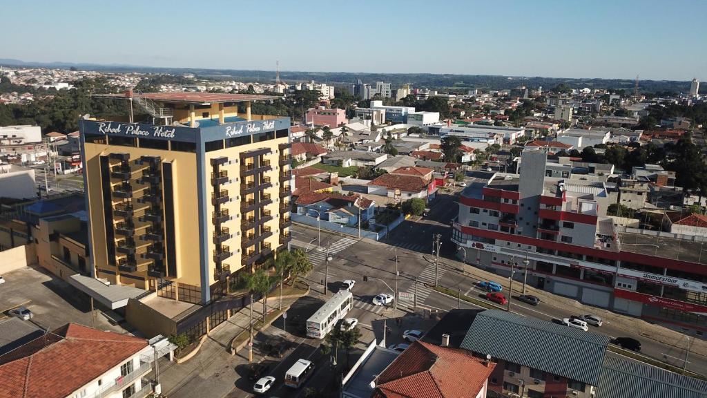 una vista aérea de una ciudad con un edificio en Rihad Palace Hotel, en Araucária