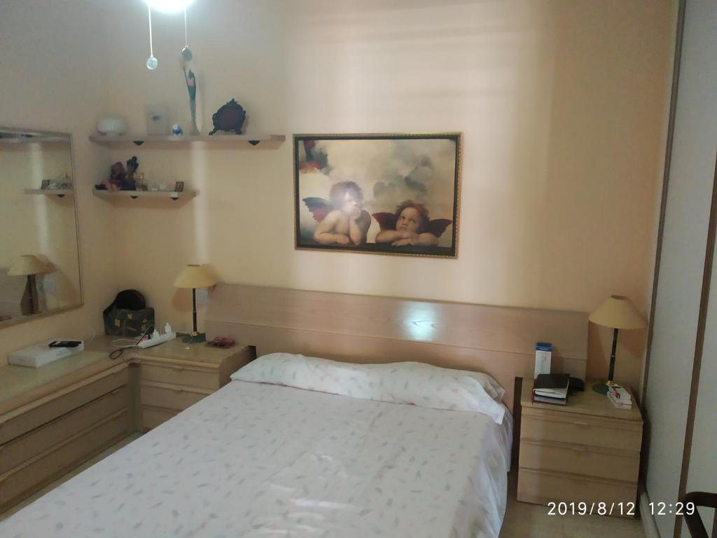プエルト・デ・マサロンにあるResidencial Puerto Bahiaのベッドルーム1室(白いベッド1台、ナイトスタンド2台付)