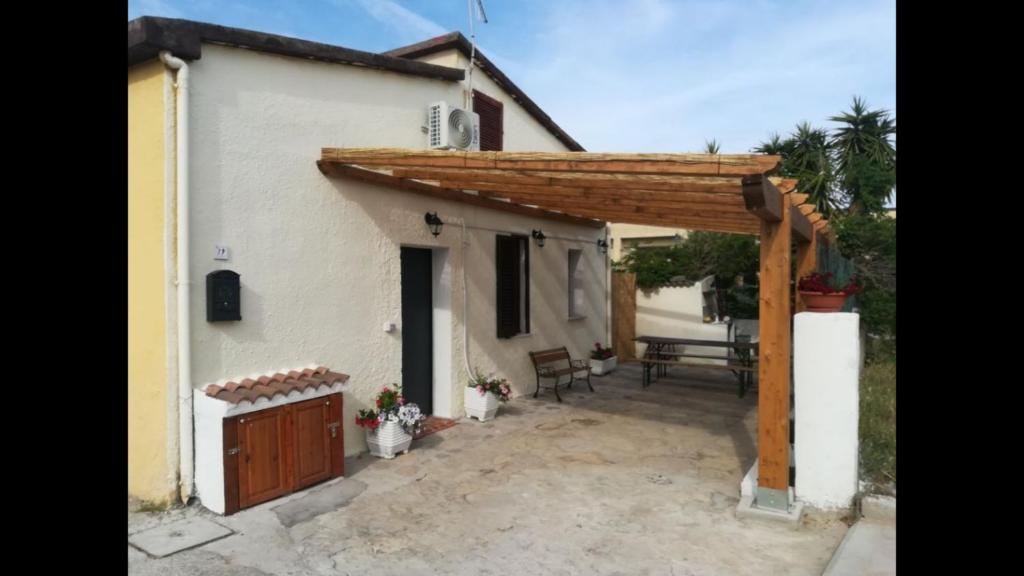 una casa con tetto in legno e patio di Casa vacanze Sardegna (Viddalba) a Viddalba