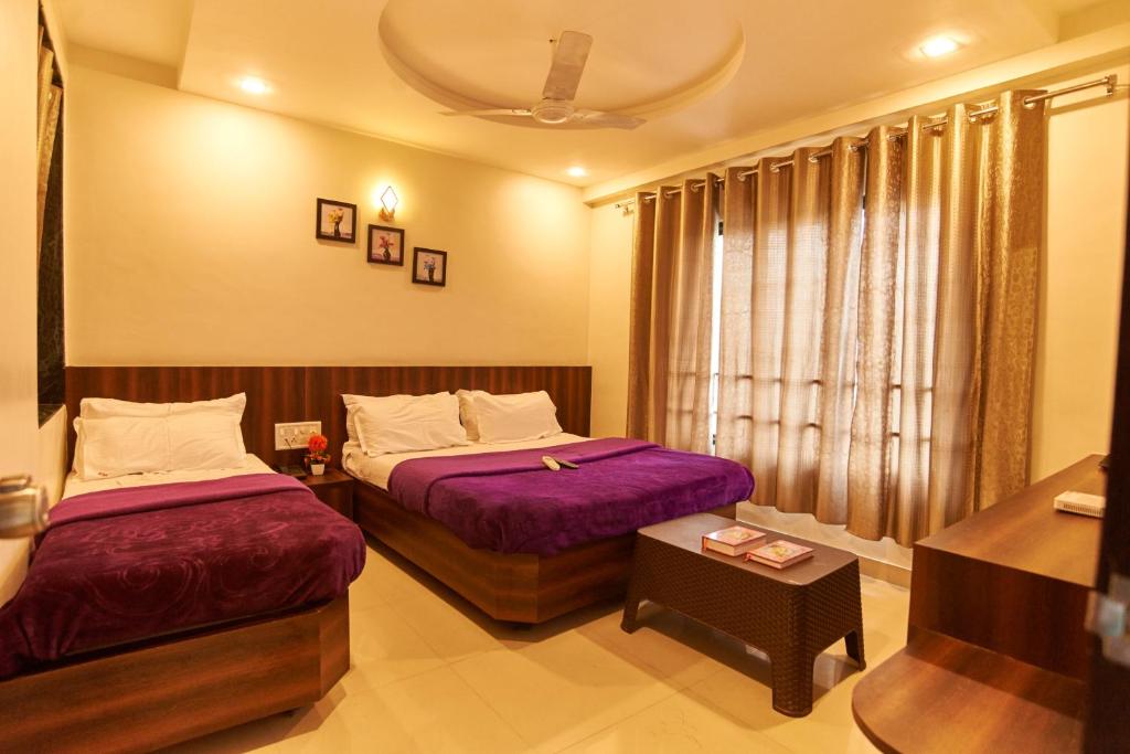 Postel nebo postele na pokoji v ubytování Hotel Disha Palace