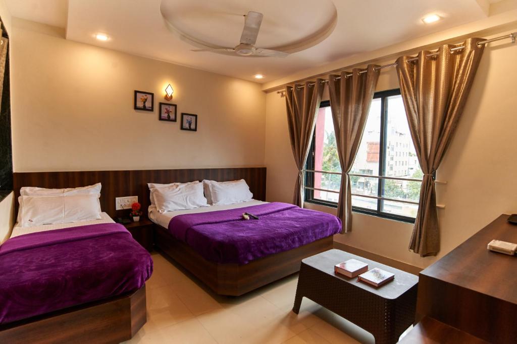 Postel nebo postele na pokoji v ubytování Hotel Disha Palace
