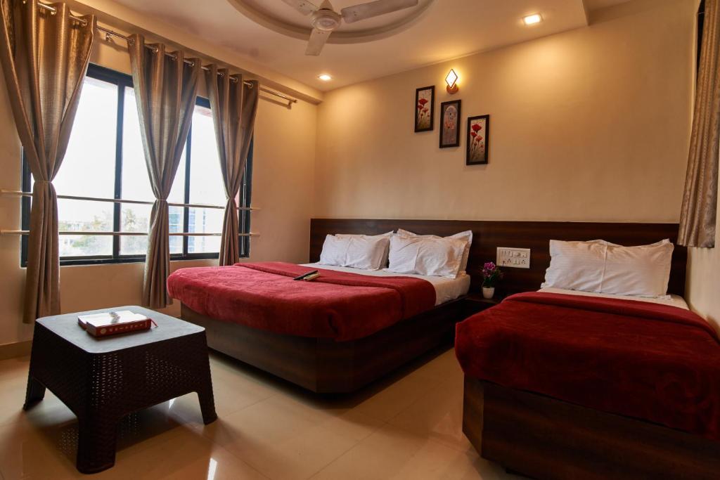 Postel nebo postele na pokoji v ubytování Hotel Disha Palace