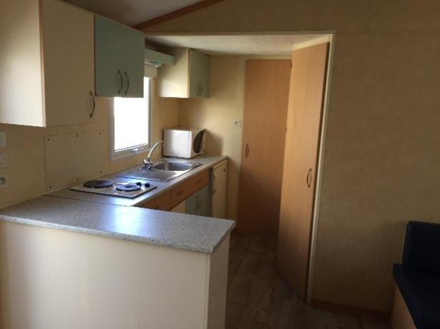 Kuchyň nebo kuchyňský kout v ubytování Camping Domaine de Mepillat