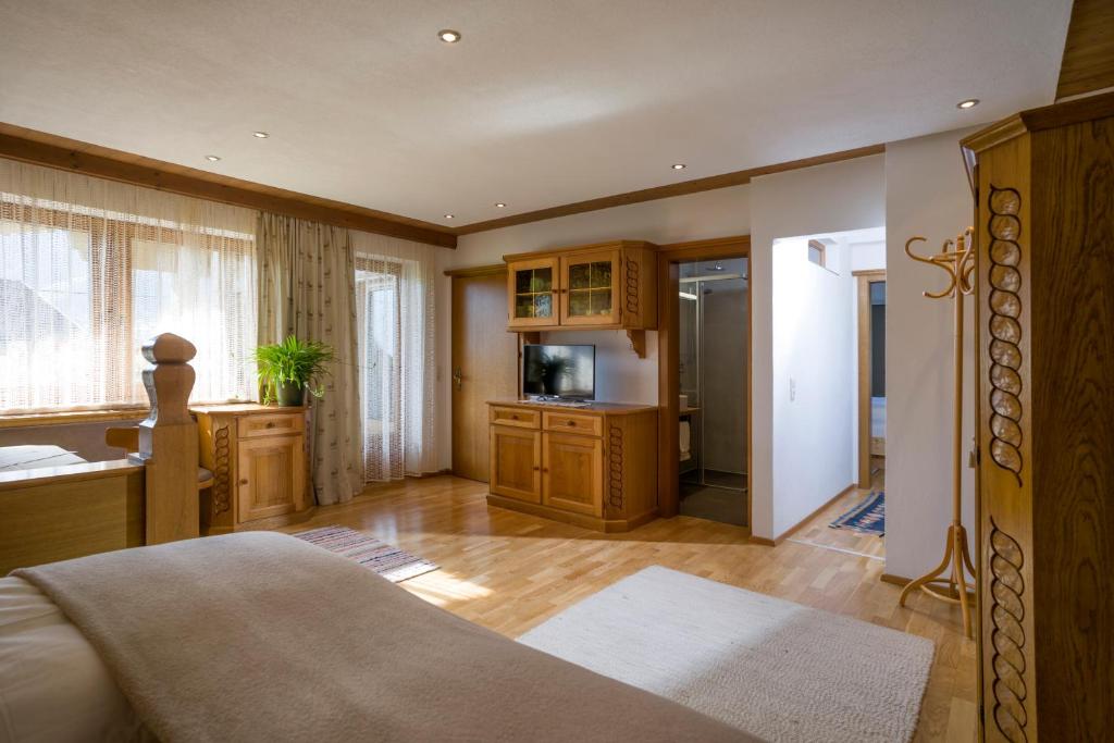 TV a/nebo společenská místnost v ubytování Gästehaus Rauch
