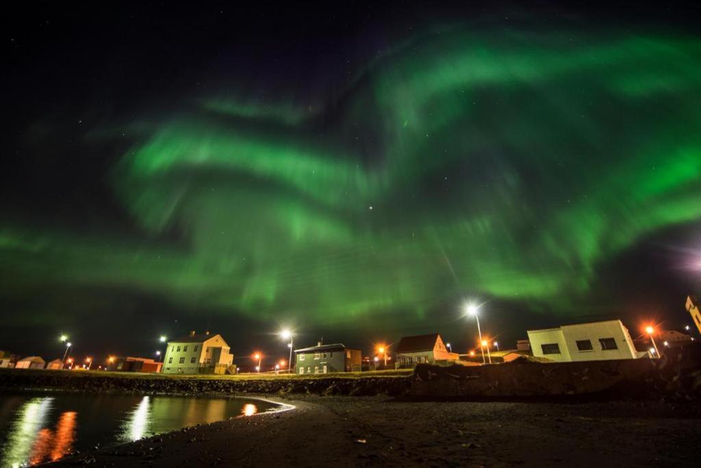 una imagen de la aurora boreal en el cielo en Kiljan Apartments & Rooms, en Blönduós