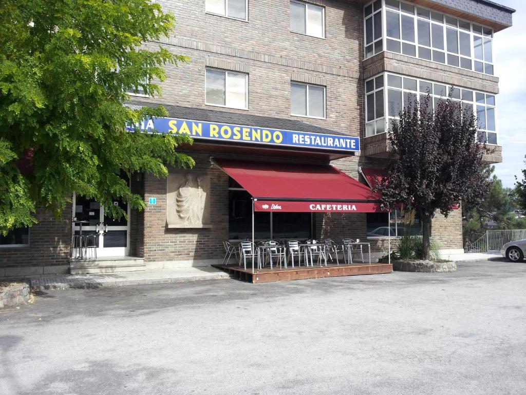 un restaurante con mesas y sillas frente a un edificio en Hotel San Rosendo, en Ourense