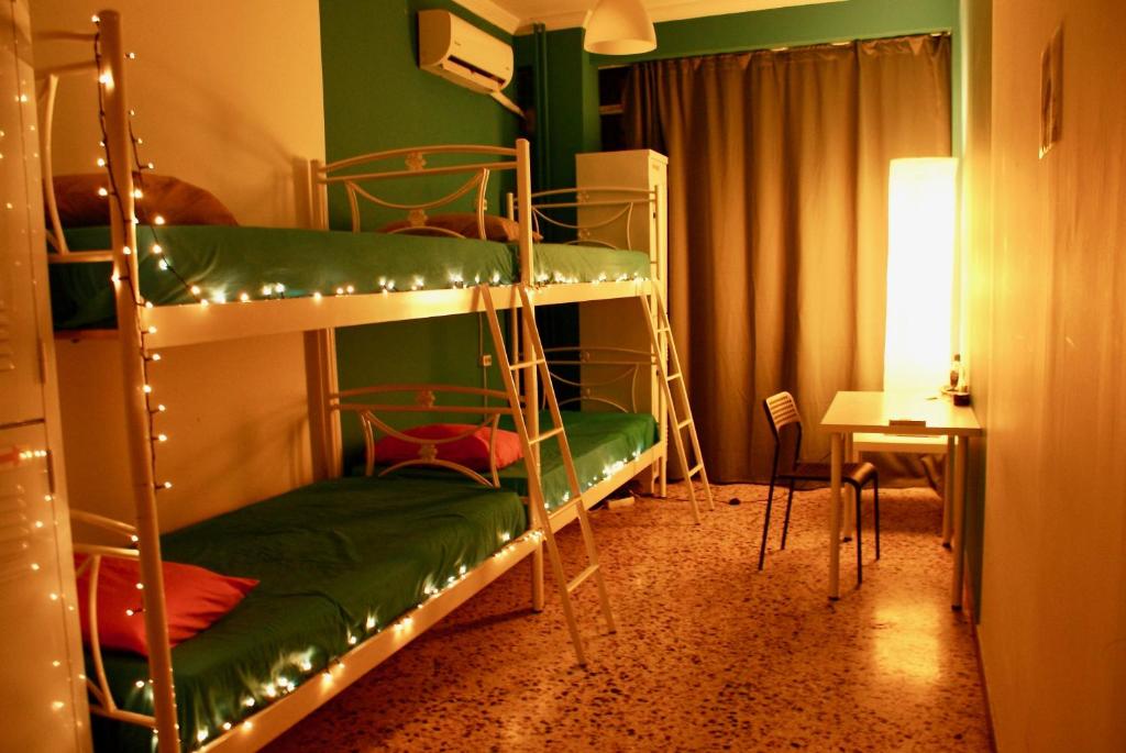 Letto o letti a castello in una camera di Acropolis View Dream