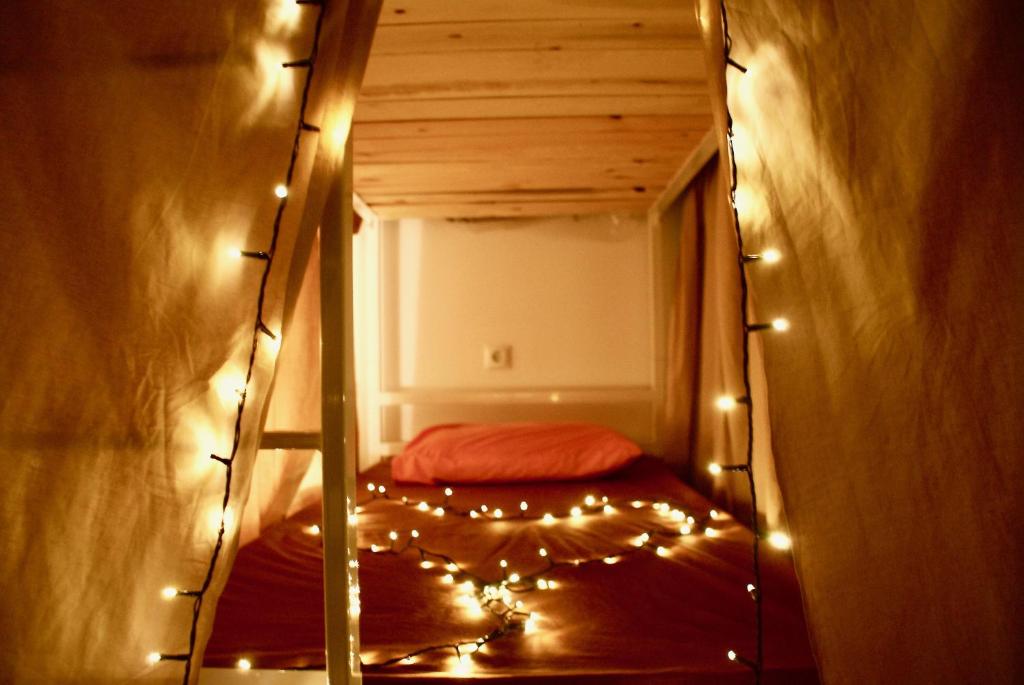 una piccola camera con un letto illuminato di Acropolis View Dream ad Atene