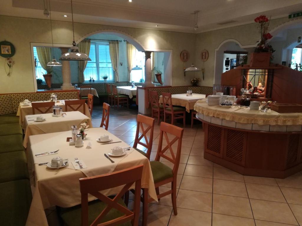 Restoran või mõni muu söögikoht majutusasutuses Leonsteinerhof