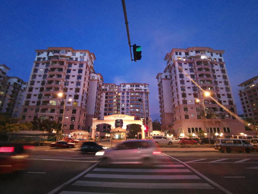 um semáforo numa cidade com edifícios altos em 5 Bedrooms Penthouse 3 Bedrooms Apartment Marina Court Resort Condominium em Kota Kinabalu