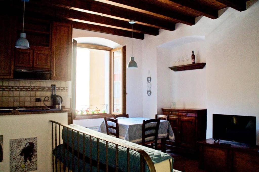 Una cocina y una sala de estar con mesa y sillas. en Casa Francesca, en Gargnano