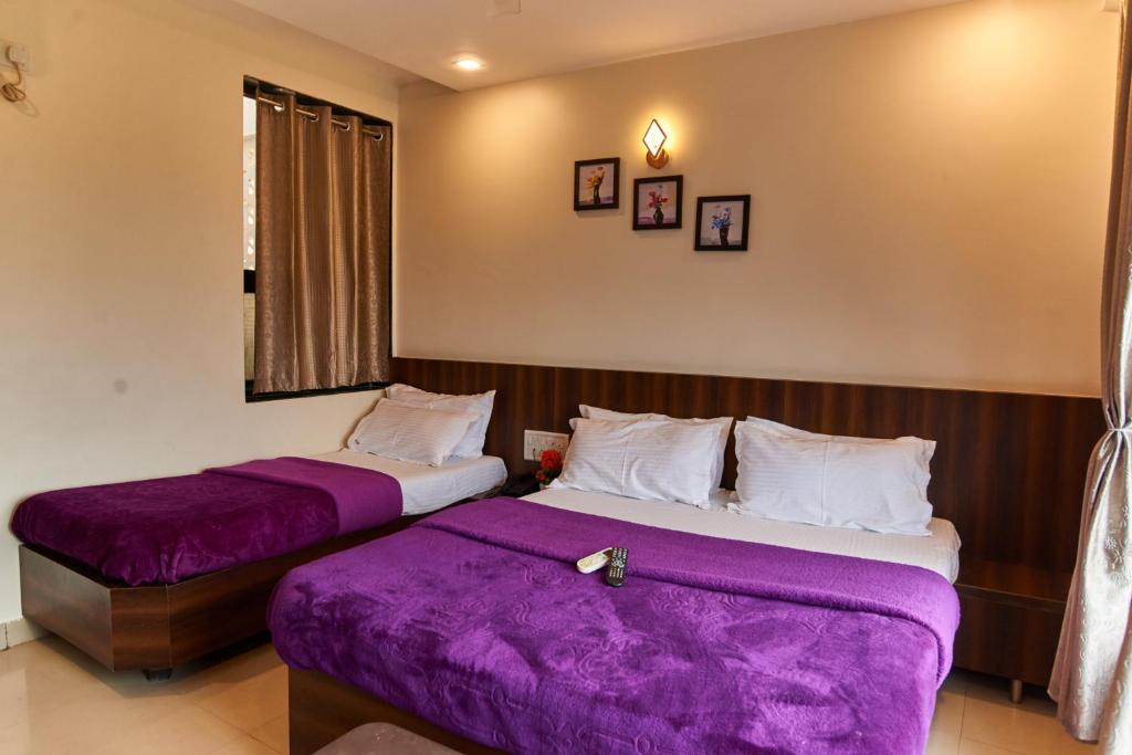 Postel nebo postele na pokoji v ubytování Hotel Disha Palace