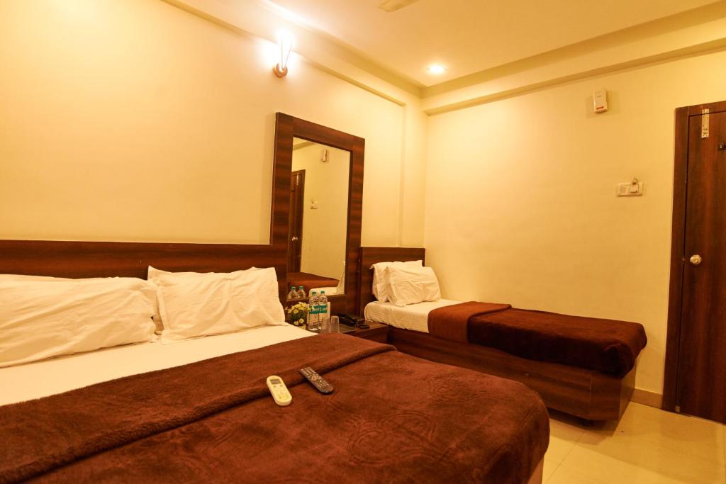 Postel nebo postele na pokoji v ubytování Hotel Disha Palace